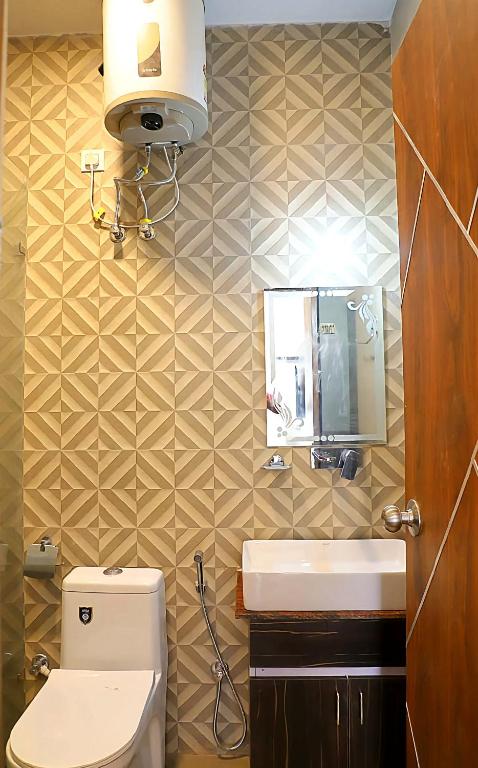 Koupelna v ubytování Hotel Shreya Galaxy with Swimming Pool- Best Property in Haridwar