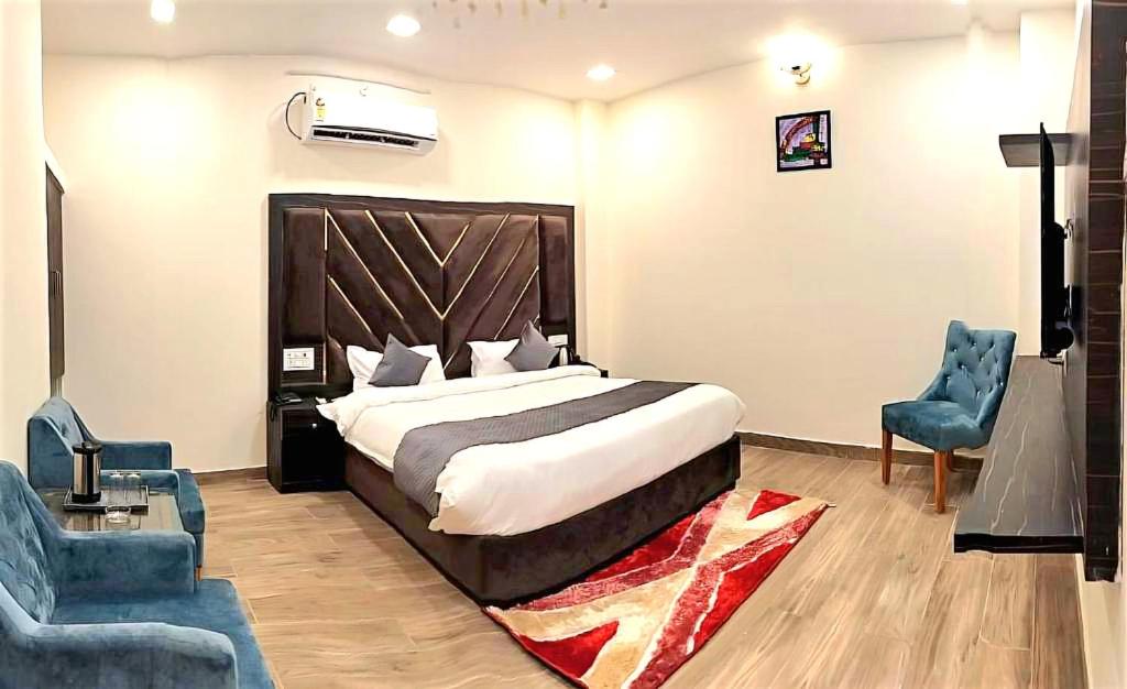 Postel nebo postele na pokoji v ubytování Hotel Shreya Galaxy with Swimming Pool- Best Property in Haridwar