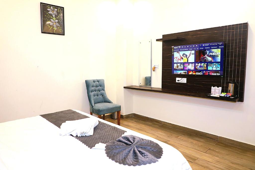 Postel nebo postele na pokoji v ubytování Hotel Shreya Galaxy with Swimming Pool- Best Property in Haridwar