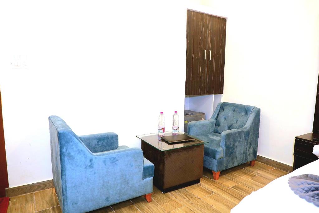 Posezení v ubytování Hotel Shreya Galaxy with Swimming Pool- Best Property in Haridwar