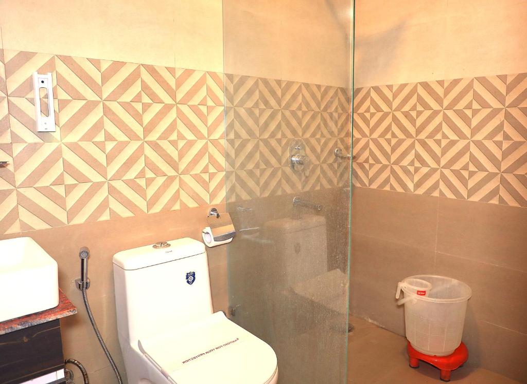 Koupelna v ubytování Hotel Shreya Galaxy with Swimming Pool- Best Property in Haridwar