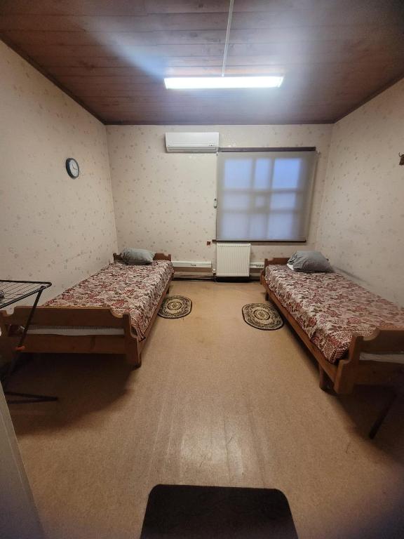 ein Zimmer mit zwei Betten und einem Fenster in der Unterkunft TexasMotels in Terechova