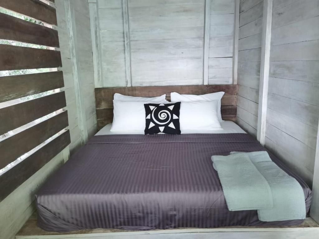 Postel nebo postele na pokoji v ubytování Knuckles Off-Grid Cabin With Waterfall View