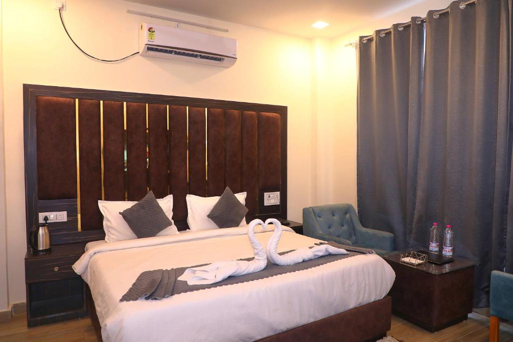 Postel nebo postele na pokoji v ubytování Hotel Shreya Galaxy with Swimming Pool- Best Property in Haridwar