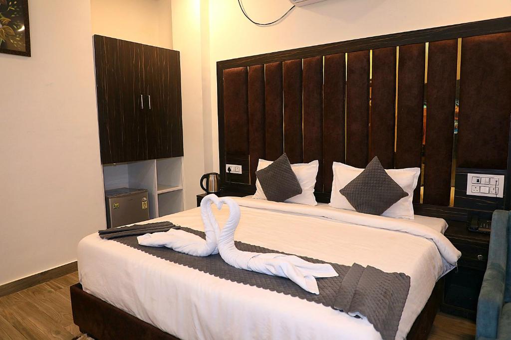 Postel nebo postele na pokoji v ubytování Hotel Shreya Galaxy with Swimming Pool- Best Property in Haridwar