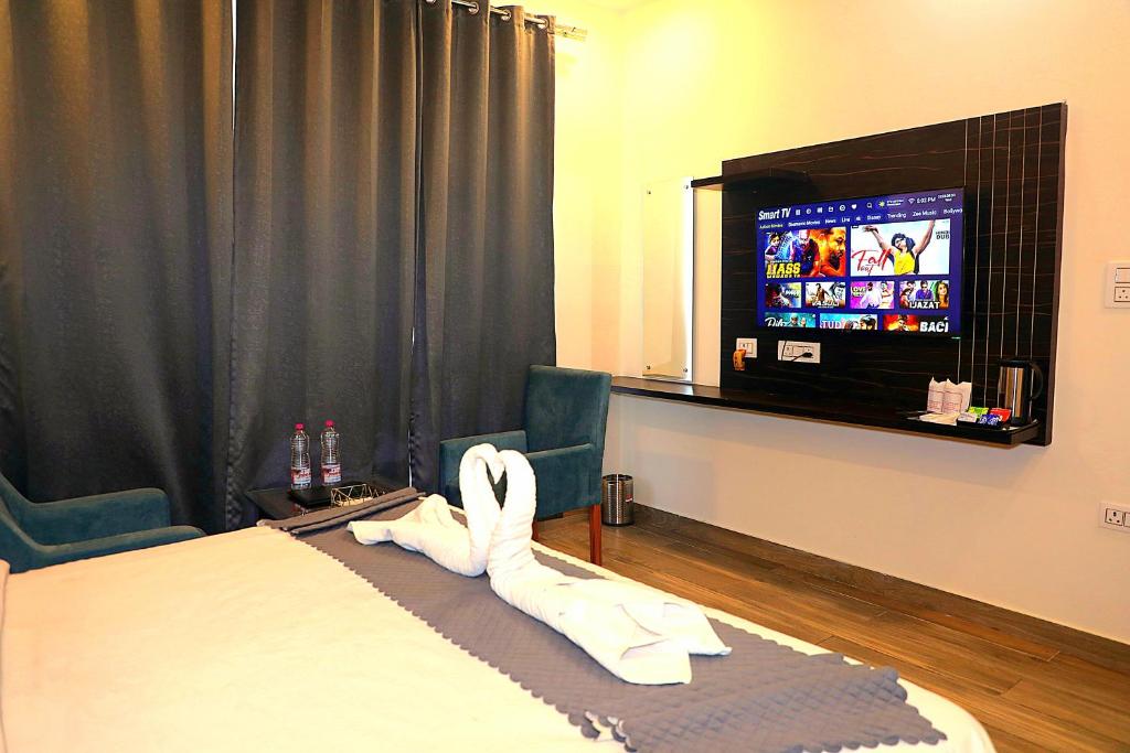 TV a/nebo společenská místnost v ubytování Hotel Shreya Galaxy with Swimming Pool- Best Property in Haridwar