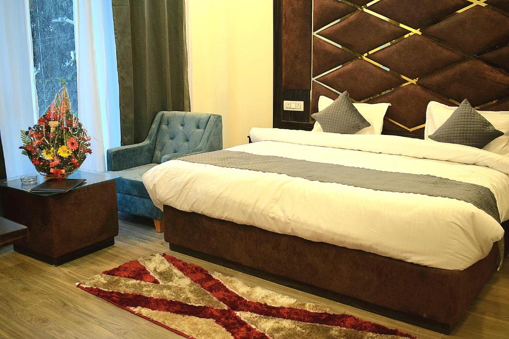 Postel nebo postele na pokoji v ubytování Hotel Shreya Galaxy with Swimming Pool- Best Property in Haridwar