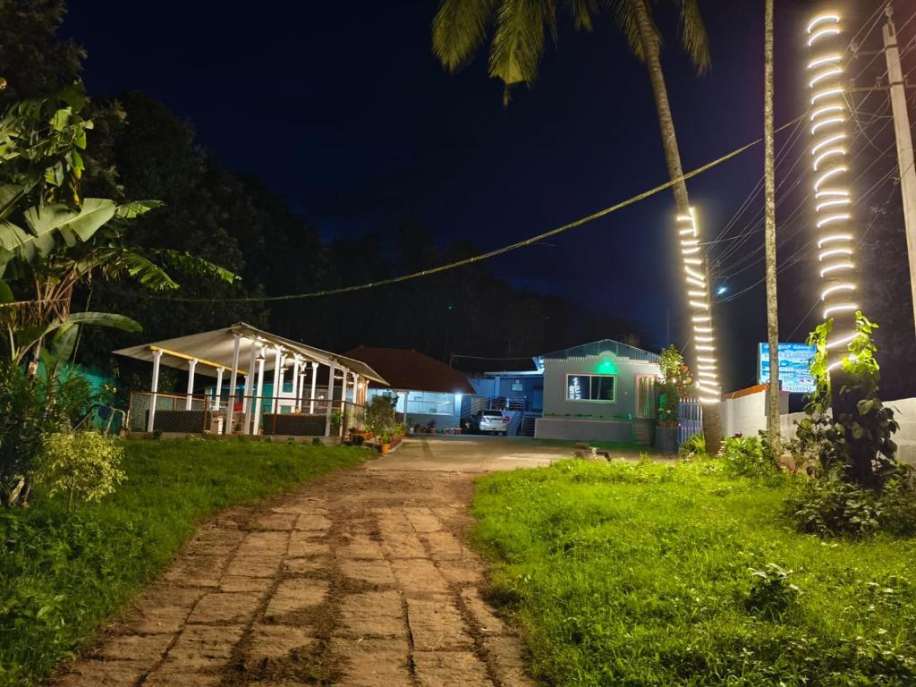 チクマガルールにあるLake Flower Homestayの家灯街の夜景
