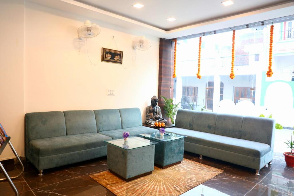 Posezení v ubytování Hotel Shreya Galaxy with Swimming Pool- Best Property in Haridwar