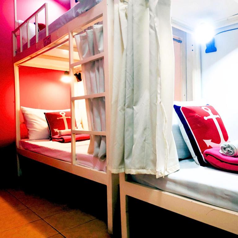 Crossroads Hostel Manila - Bunk Bed In Female Dormitory Room