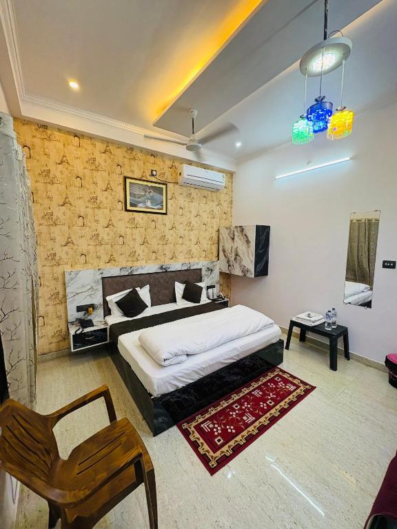 Katil atau katil-katil dalam bilik di Shri Radhe Radhe Guest House In-front of Ram Janam Bhumi Main Gate Opposite 200 Meter Fully AC All Rooms