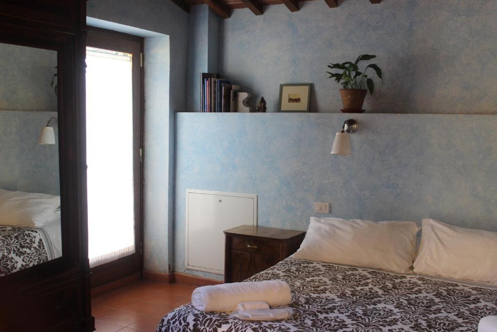 A bed or beds in a room at Al Canto B&B