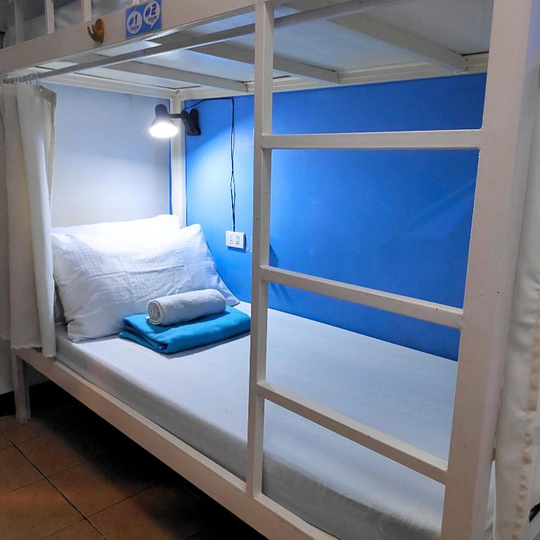 Crossroads Hostel Manila - Bed In 6-Bed Male Dormitory Room