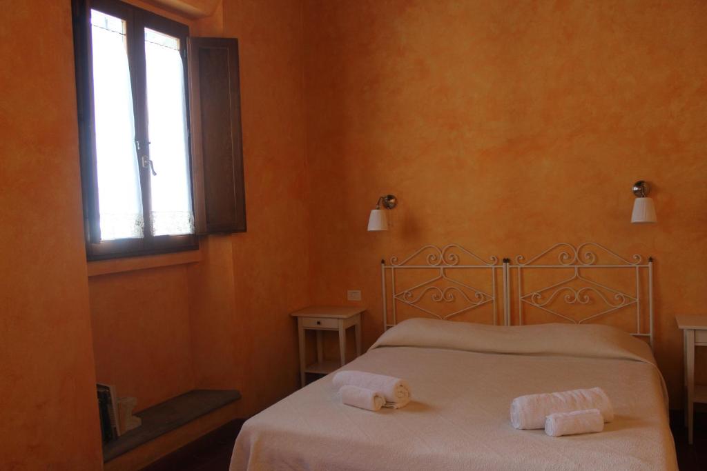 A bed or beds in a room at Al Canto B&B