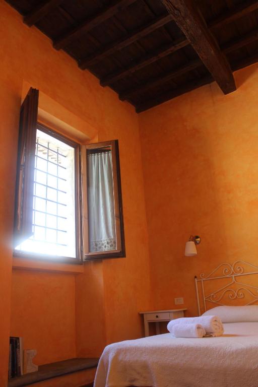 A bed or beds in a room at Al Canto B&B