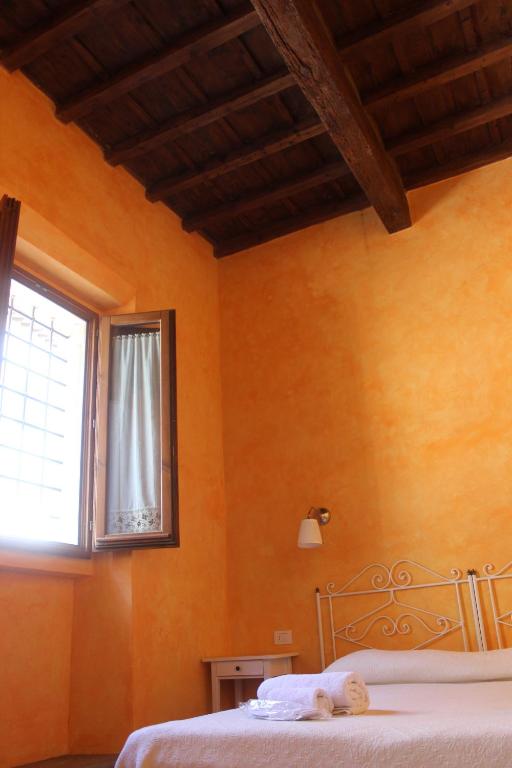 A bed or beds in a room at Al Canto B&B