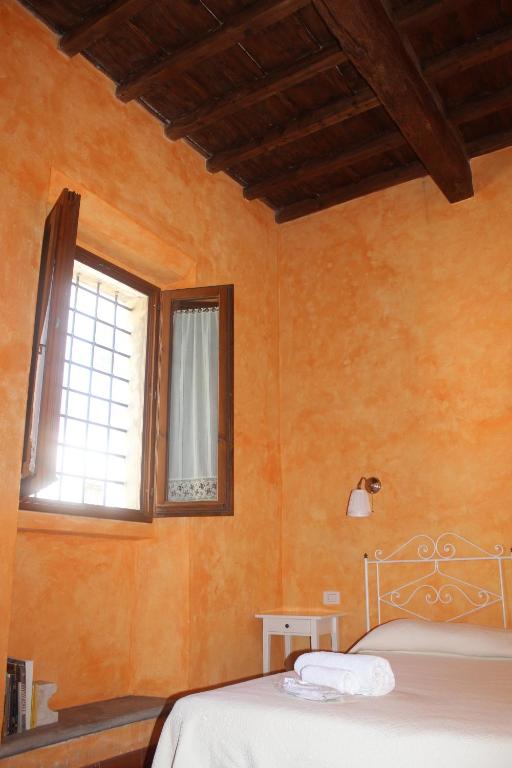 A bed or beds in a room at Al Canto B&B