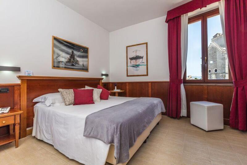 Postel nebo postele na pokoji v ubytování Hotel Duomo
