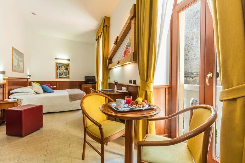 Postel nebo postele na pokoji v ubytování Hotel Duomo