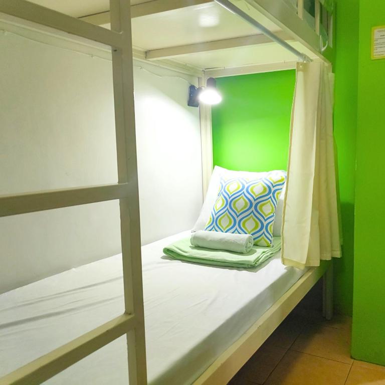 Crossroads Hostel Manila - Bed In 4-Bed Female Dormitory Room