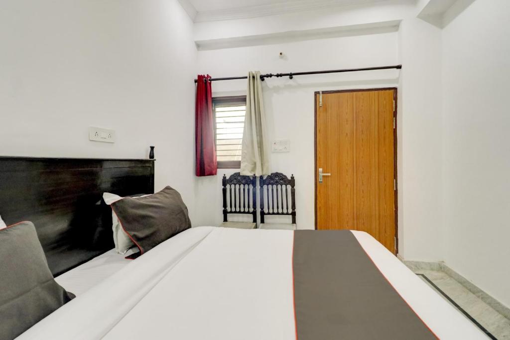 Postel nebo postele na pokoji v ubytování Hotel O BJ Residency