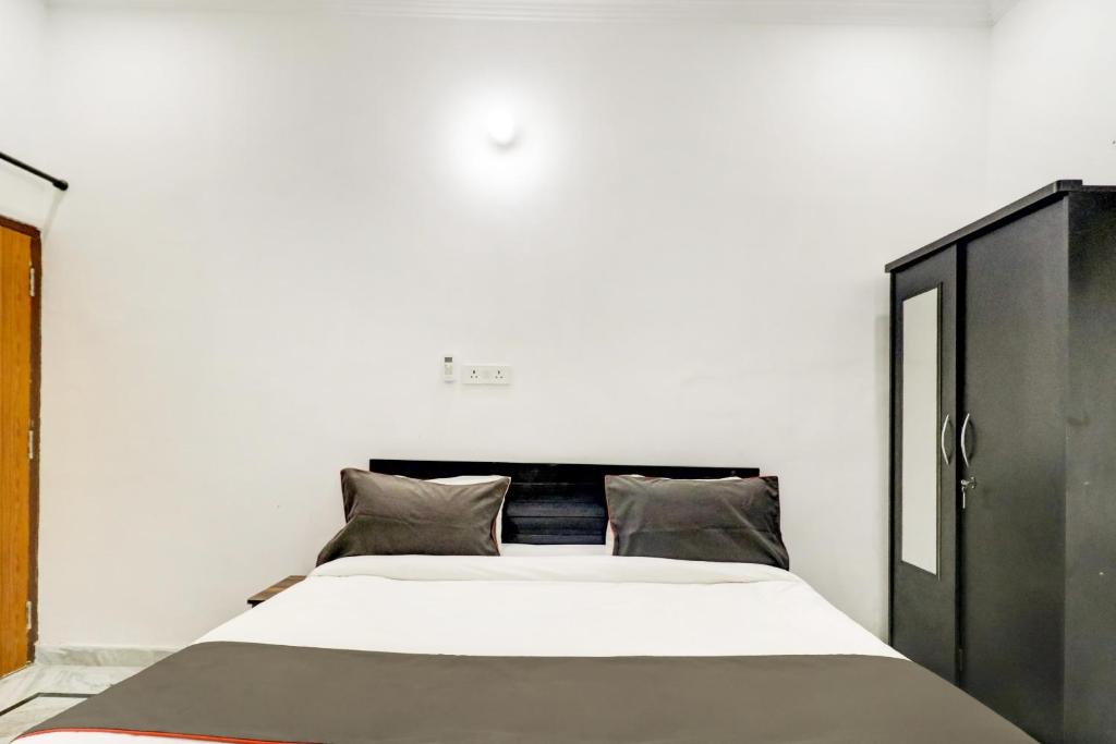 Postel nebo postele na pokoji v ubytování Hotel O BJ Residency