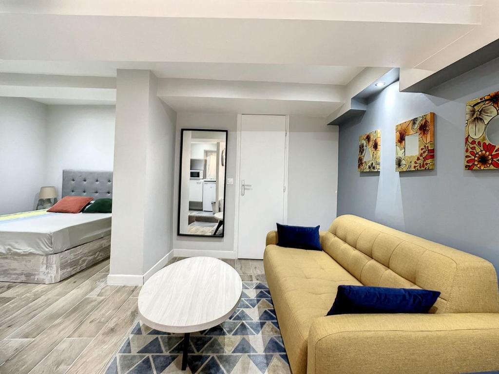 un salon avec un canapé et un lit dans l'établissement T3 of aix, à Aix-en-Provence