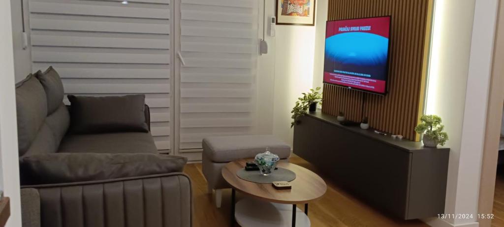 Una televisión o centro de entretenimiento en Picasso Divcibare Kota 992