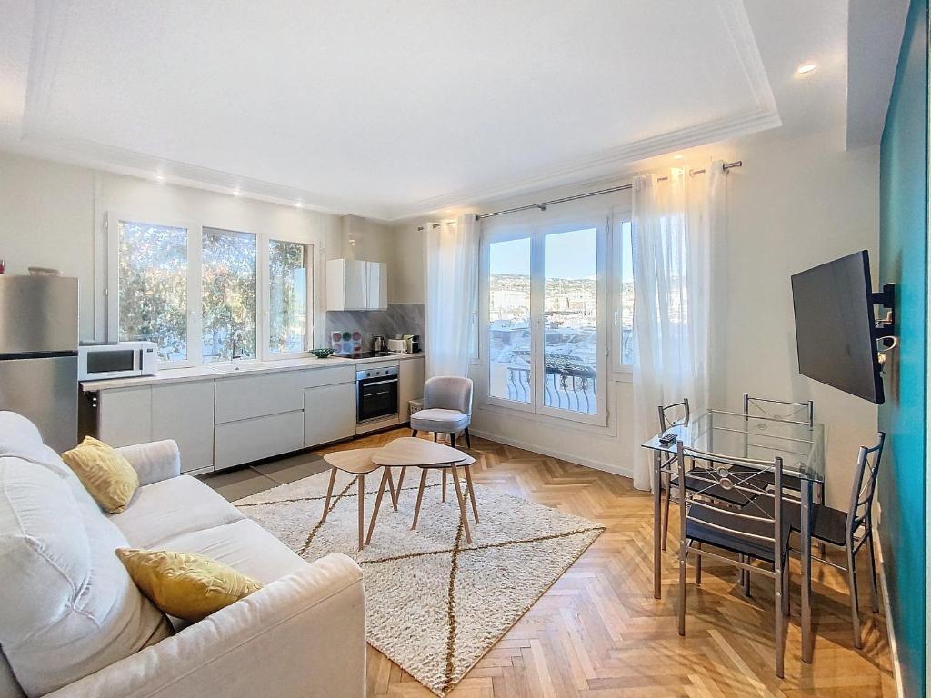 un salon avec un canapé blanc et une table dans l'établissement 3p Quai St Pierre - 348L Alexa, à Cannes