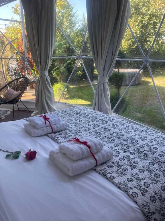 Postel nebo postele na pokoji v ubytování Ellie's Eco Private Glamping and Spa