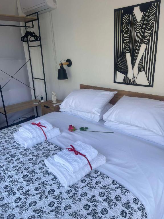 Postel nebo postele na pokoji v ubytování Ellie's Eco Private Glamping and Spa