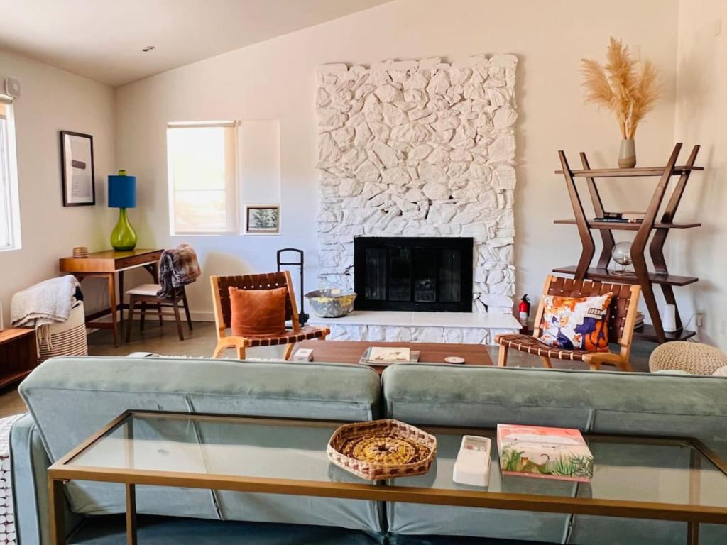 Posezení v ubytování Cozy 2BR Home Hot Tub AC Sauna Fire Near Park