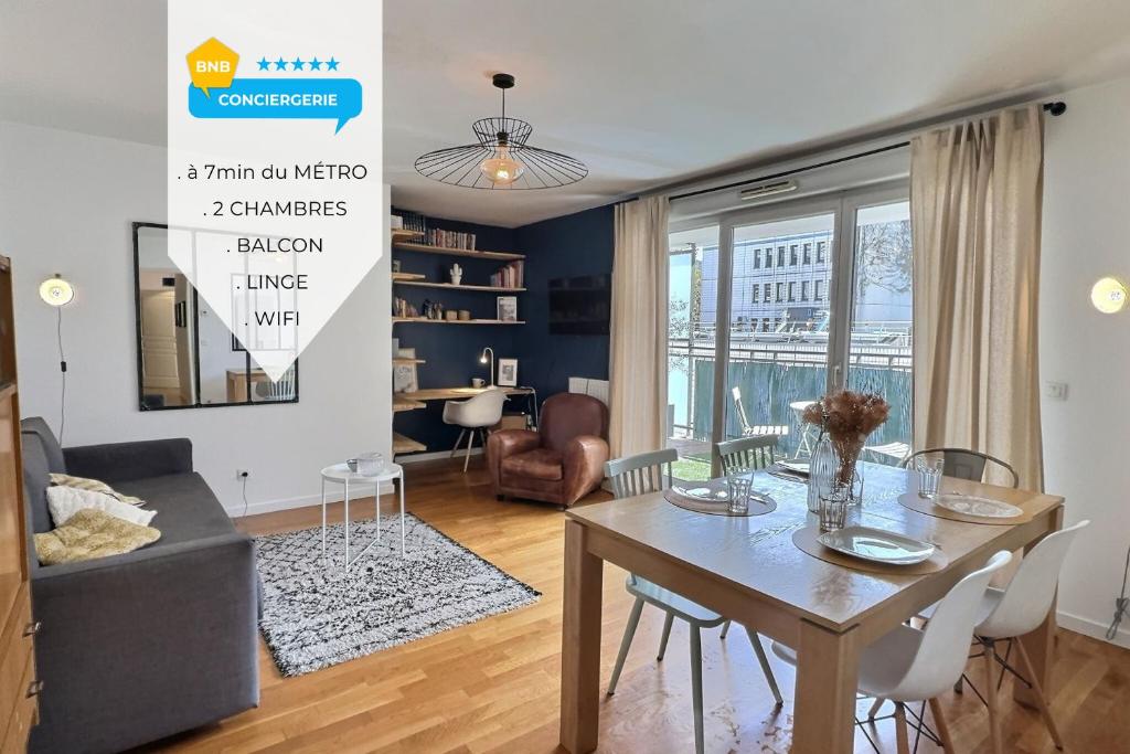 un salon avec une table et un canapé dans l'établissement Le tête dOr, BNBConciergerie, à Villeurbanne