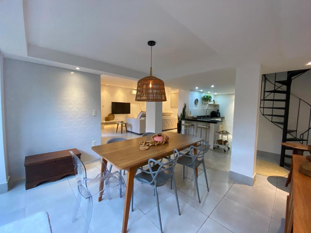 ein Esszimmer und ein Wohnzimmer mit Tisch und Stühlen in der Unterkunft Casa de férias in Balneário Camboriú
