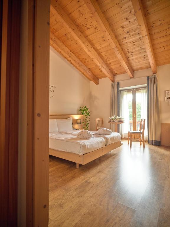 Łóżko lub łóżka w pokoju w obiekcie Ai Cadelach Hotel Giulia