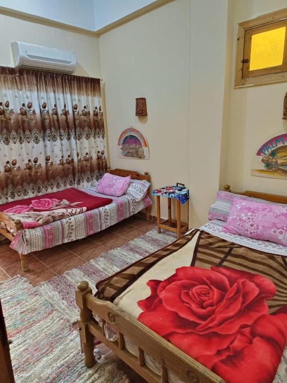 Postel nebo postele na pokoji v ubytování فندق النخيل