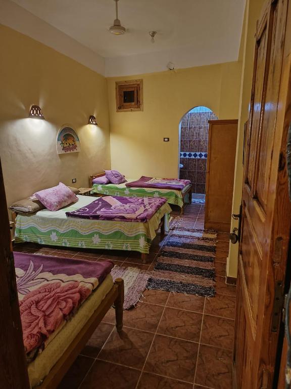 Postel nebo postele na pokoji v ubytování فندق النخيل