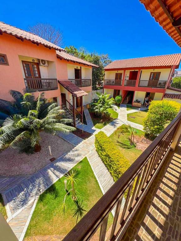a view of a courtyard of a building at Villa Zen Pirenópolis Conforto e Bem-Estar in Pirenópolis