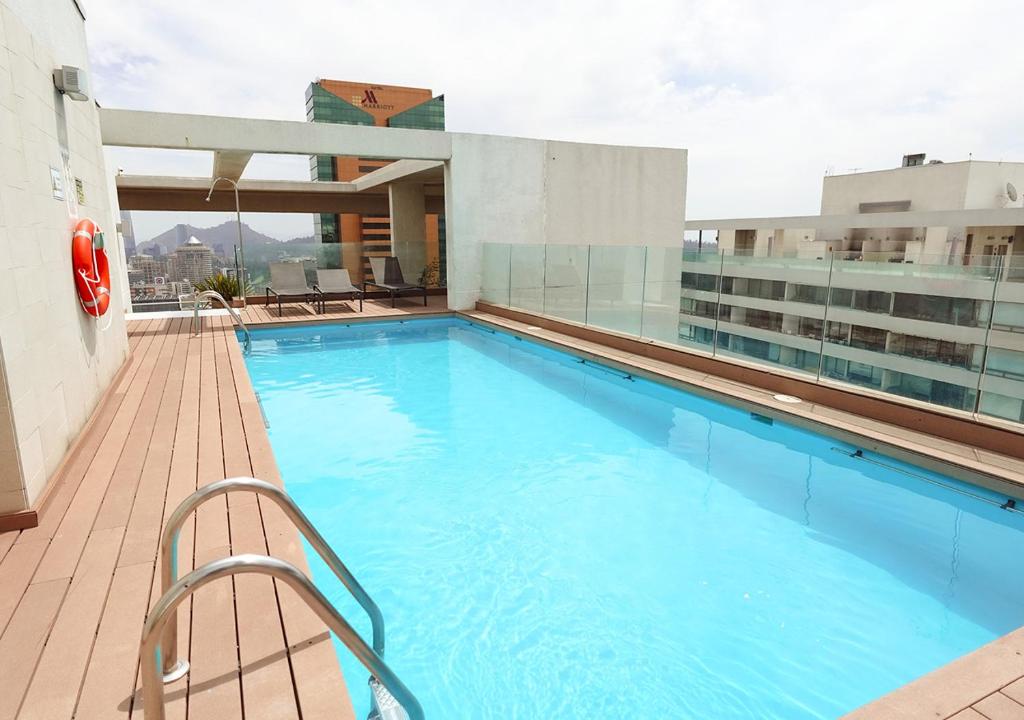 La pileta dentro o cerca de Departamento en Las Condes Premium Parque Arauco con Aire Acondicionado