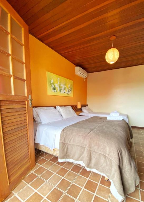a bedroom with two beds in a room at Villa Zen Pirenópolis Conforto e Bem-Estar in Pirenópolis