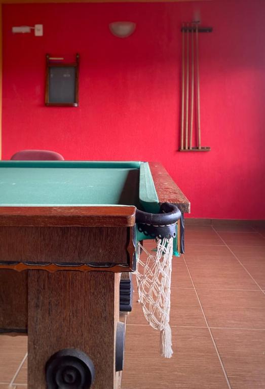 a ping pong table with a basketball hoop at Villa Zen Pirenópolis Conforto e Bem-Estar in Pirenópolis