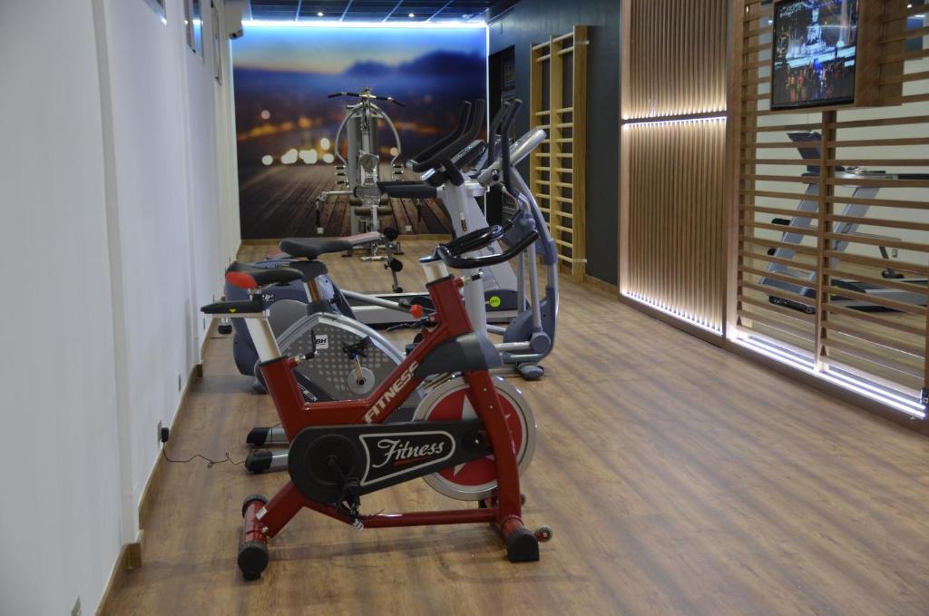 The fitness centre and/or fitness facilities at Hotel Complejo París
