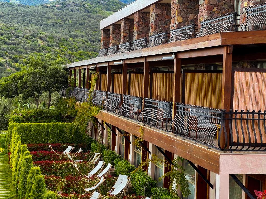 Nespecifikovaný výhled na hory nebo výhled na hory při pohledu z hotelu
