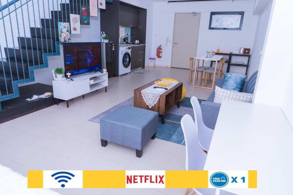 TV a/nebo společenská místnost v ubytování B & B Cozy Duplex Tamarind Square Cyberjaya