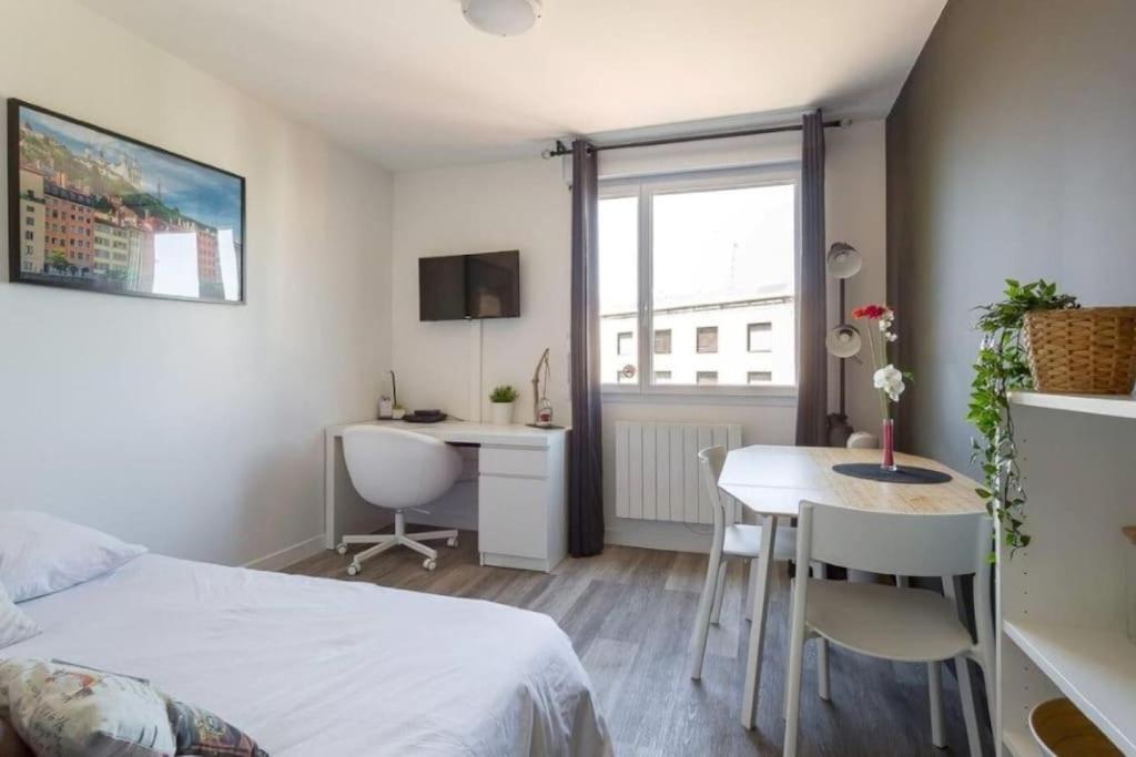 une chambre avec un lit, une table et un bureau dans l'établissement ONE NIGHT in LYON - UNE NUIT à LYON, à Lyon