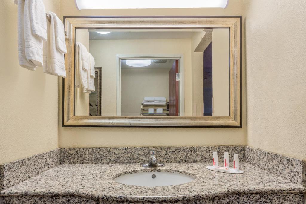 Ramada by Wyndham Panama City - Suite King Con 2 Camas King - No Fumadores