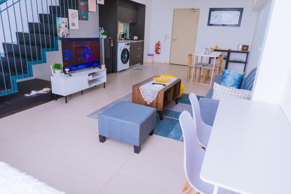 TV a/nebo společenská místnost v ubytování B & B Cozy Duplex Tamarind Square Cyberjaya