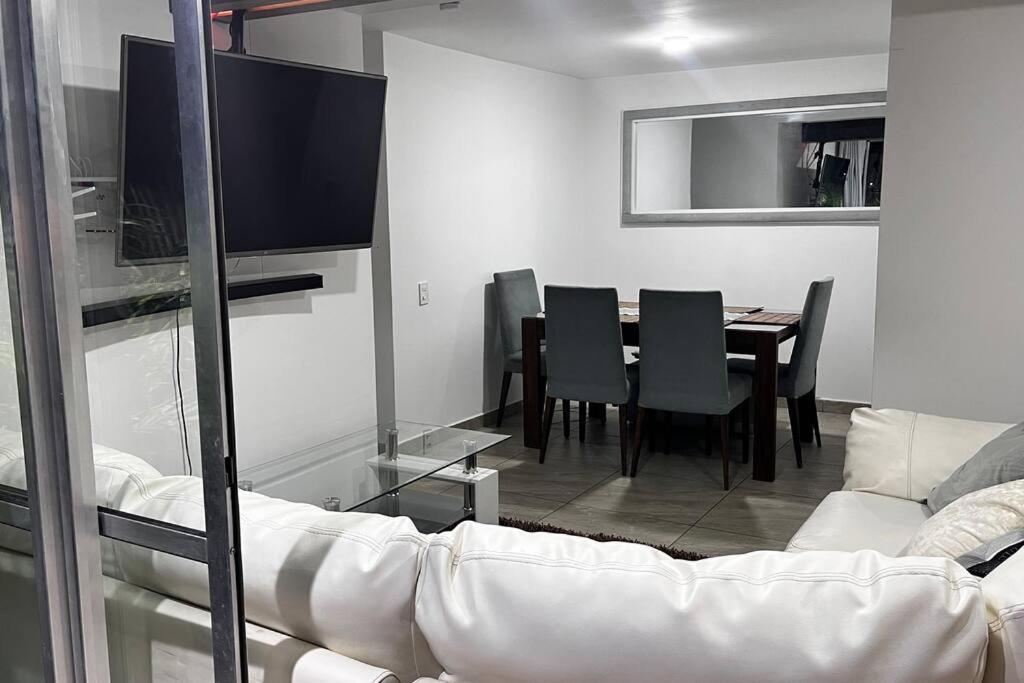 TV a/nebo společenská místnost v ubytování Mirador la casa del cóndor 3 habitaciones