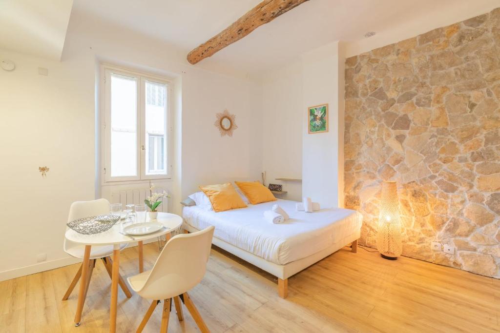 une chambre avec un lit et une table dans une pièce dans l'établissement Studio Azurite - Welkeys, à Antibes