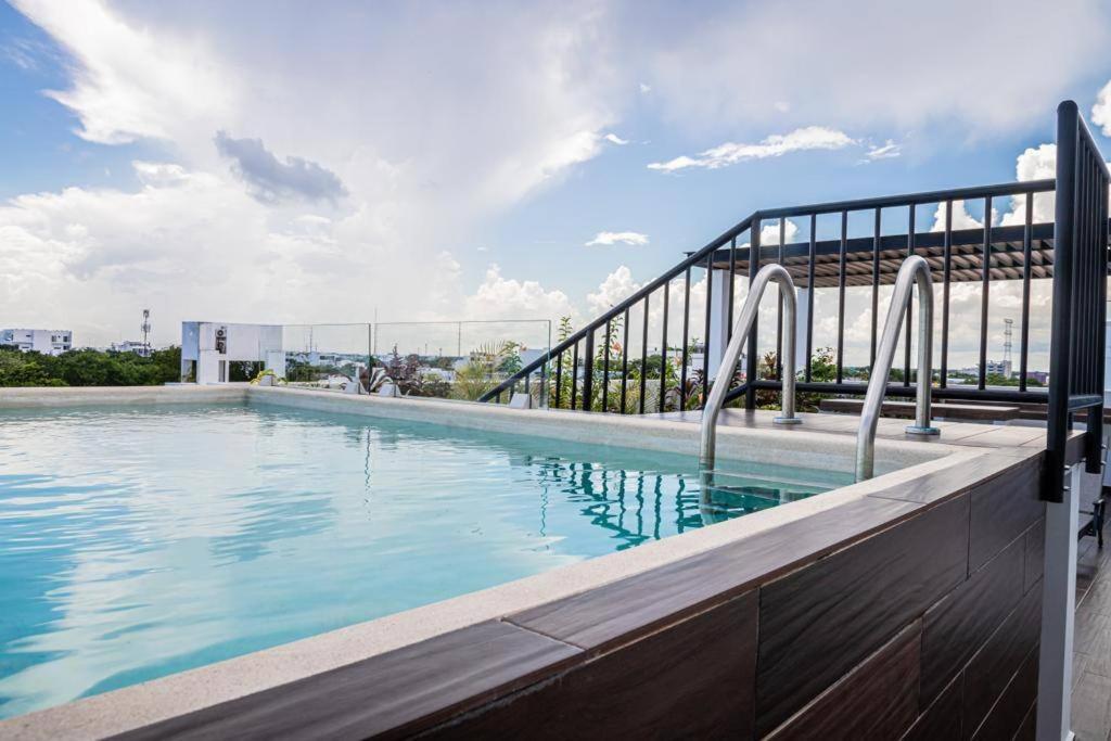 ein Swimmingpool auf einem Gebäude in der Unterkunft Acogedor Fast WIFI 5ta Avenida in Playa del Carmen